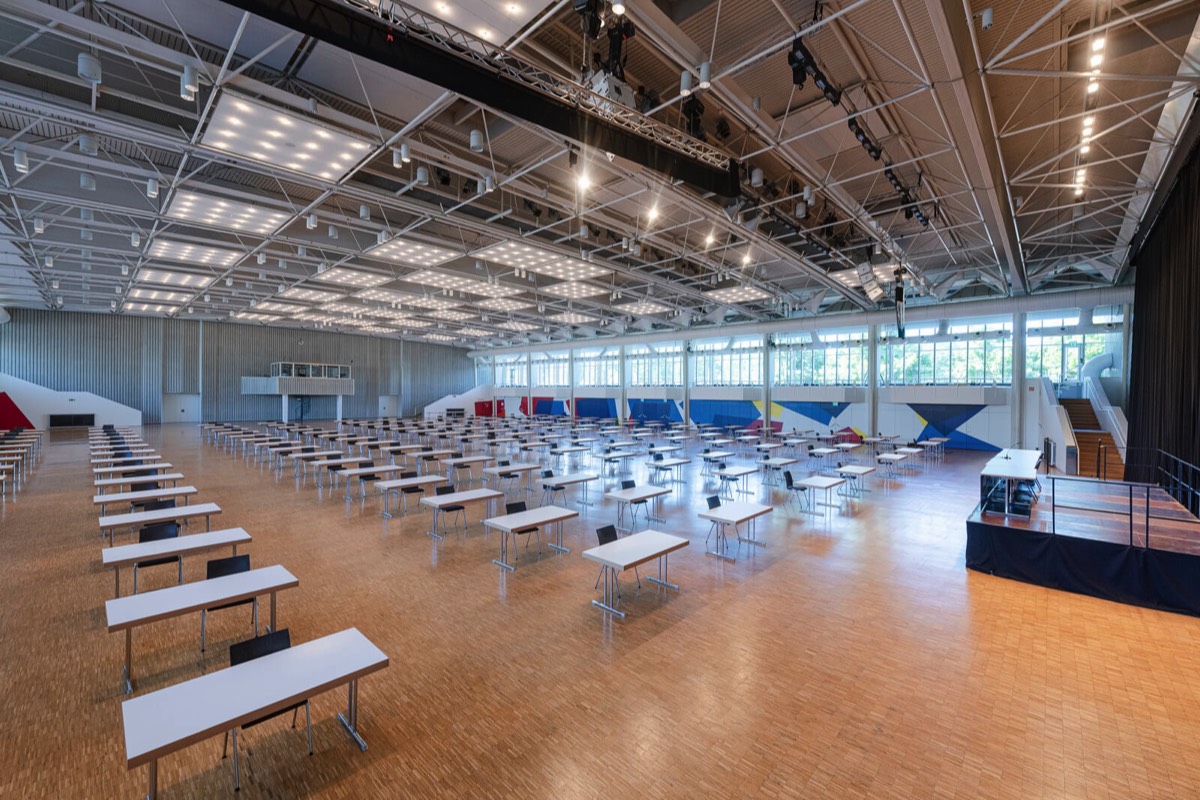 Multifunktionshalle mit größter Flexibilität: Die Donauhalle und das Donauhallenfoyer bietet Platz für Konzerte, Tagungen, festliche Bälle und Tagungen.