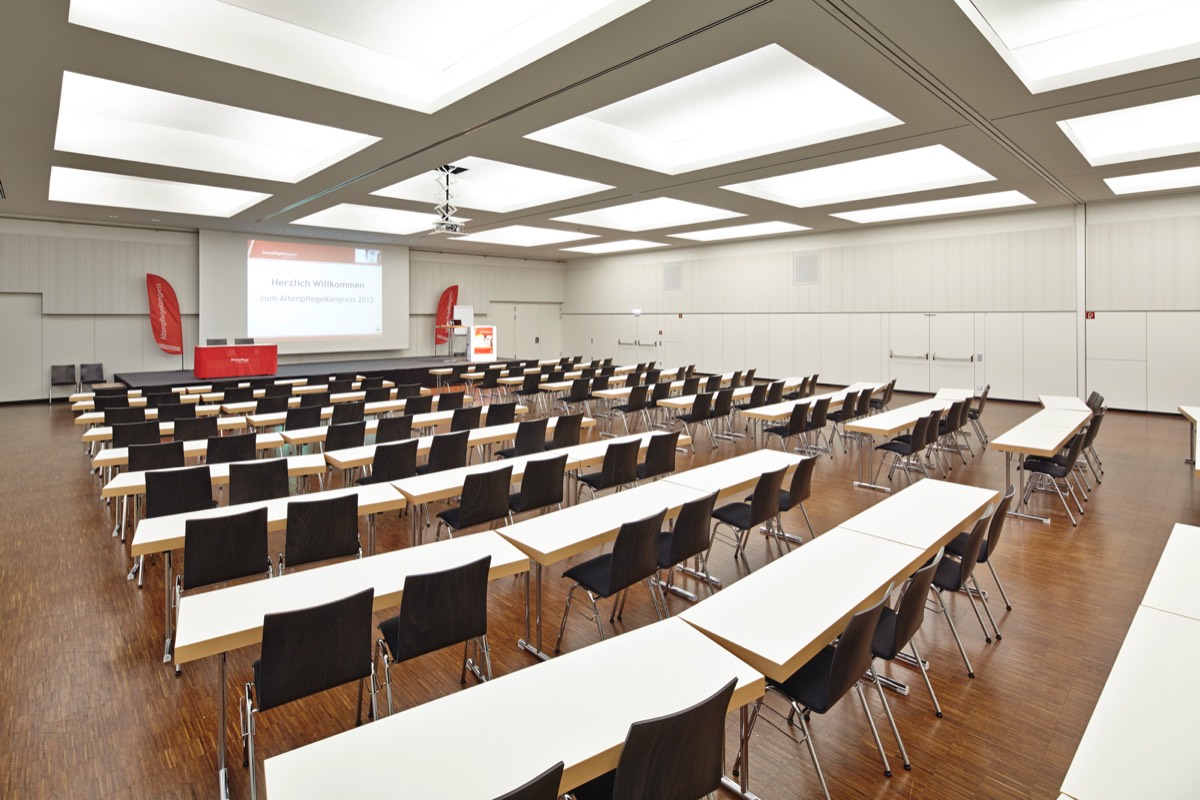 Der Donausaal als Bestandteil der Donauhalle und dem gemeinsamen Foyer bietet Platz für Tagungen, Kongresse, Meetings, Galas und kleinen Ausstellungen.