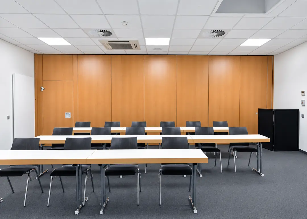 Konferenzraum der Ulm-Messe mit Tischen und Stühlen, durch flexible Trennwand verkleinert