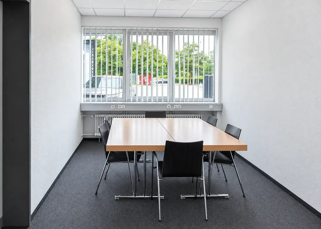 Blick in einen kleinen Konferenzraum der Ulm-Messe mit Tisch und Stühlen
