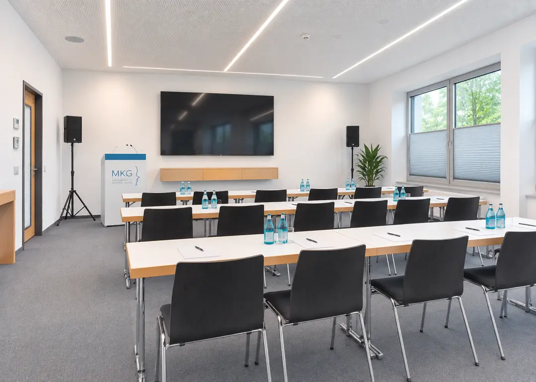 Tageslichtheller Konferenzraum der Ulm-Messe mit Tischen, Stühlen, Fernseher und Audioanlage