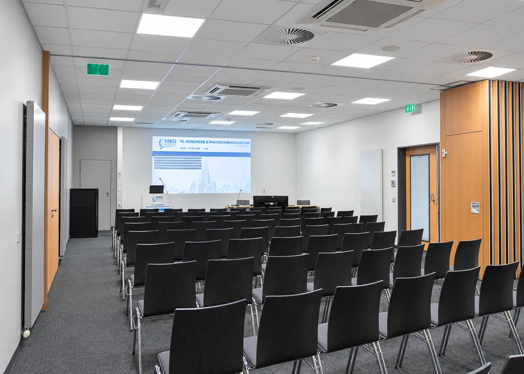 PowerPoint-Präsentation mit Beamer in einem Konferenzraum der Ulm-Messe bei geöffneter Trennwand