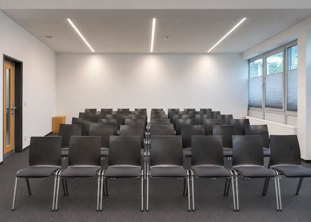 Stuhlreihen in einem hellen Konferenzraum der Ulm-Messe für Tagungen und Präsentationen