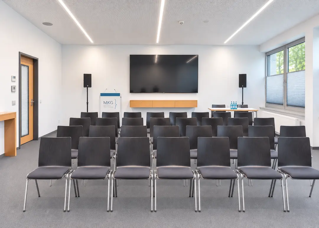Multimedia-Konferenzraum der Ulm-Messe mit Tageslicht und Stuhlreihen für Präsentationen und Seminare