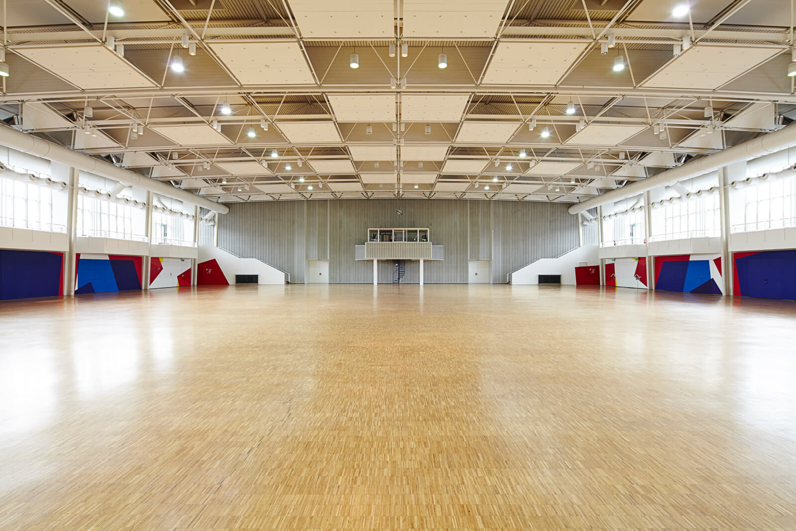 Multifunktionshalle mit größter Flexibilität: Die Donauhalle und das Donauhallenfoyer bietet Platz für Konzerte, Tagungen, festliche Bälle und Tagungen.