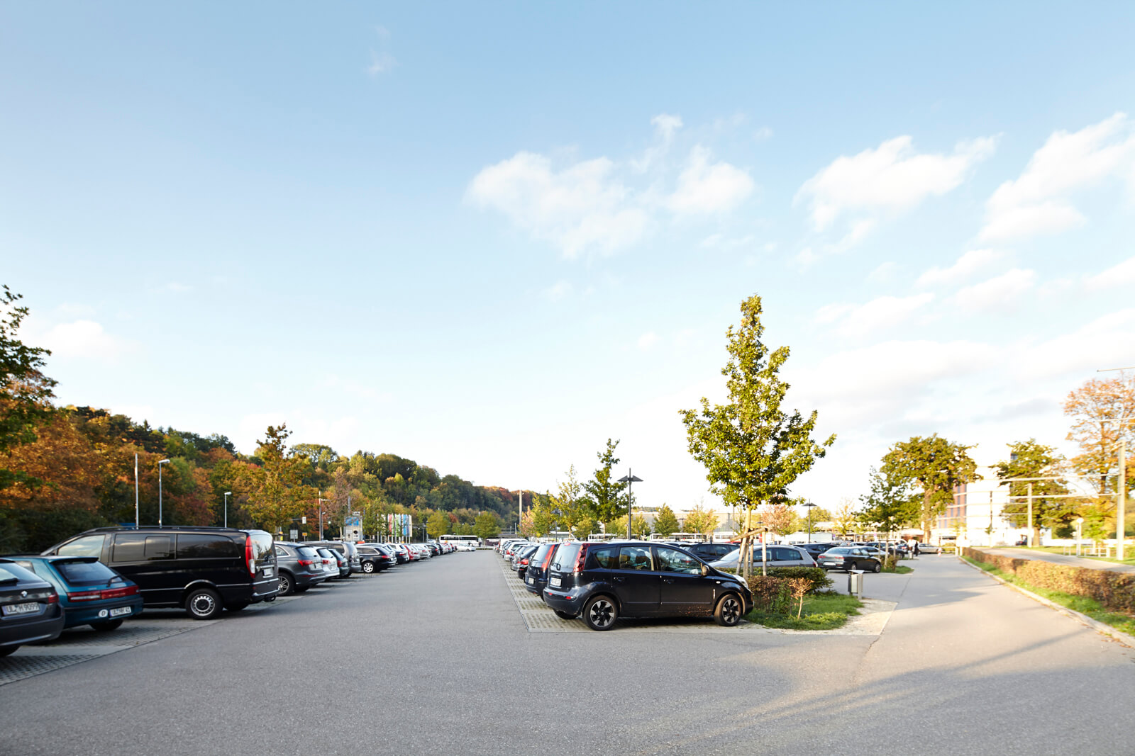 Ausgewiesene Parkplätze stehen auf dem Messegelände & in unmittelbarer Umgebung ausreichend zur Verfügung & sorgen für kurze Wege zu Ihrem Event.